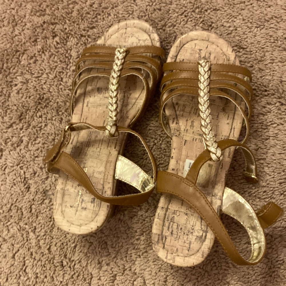 girls, brown wedge heel sandal, American eagle size 3 1/2